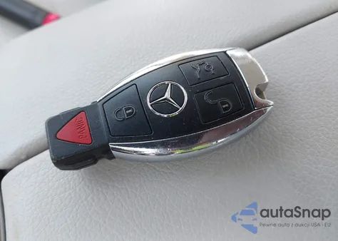 2015 Mercedes-Benz C 300 Luxury 4Matic z USA, uszkodzony, nr VIN 55SWF4KB7FU084972